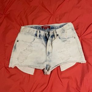 High-wasted cut off shorts bleached denim
